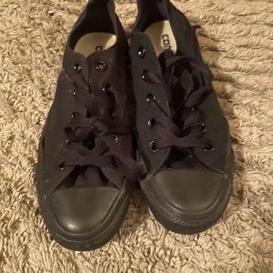 Size 6 women’s black converse